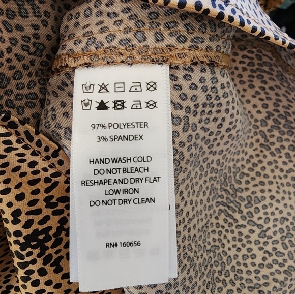 Sincerely Jules Animal print button down shirt size Medium  New with tags - Picture 6 of 7